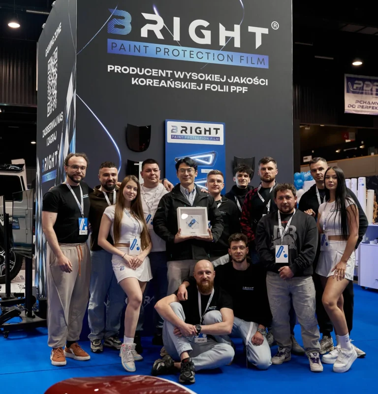 BRIGHT-Team mit dem CEO am Messestand